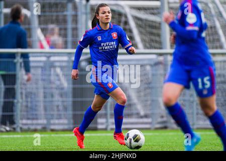 AMSTERDAM, PAYS-BAS - JANVIER 29 : Kayleigh van Dooren du FC Twente court avec le ballon lors du match KNVB Beker entre ASV Wartburgia et le FC Twente au Sportpark Drieburg le 29 janvier 2022 à Amsterdam, pays-Bas (photo de Joris Verwijst/Orange Pictures) Banque D'Images