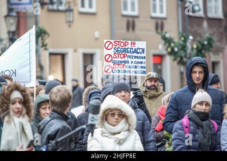 Gdansk, Pologne., .Des manifestants aux slogans anti-vaccins sont vus à Gdansk, en Pologne, le 29 janvier 2022, le parti d'extrême-droite Konfederacja a organisé un rassemblement contre qui a appelé la ségrégation sanitaire et la vaccination contre les coviles.Le gouvernement polonais prévoit de forcer la loi selon laquelle l'employeur sera en mesure de demander un résultat de test de dépistage du covid, mais la vaccination et le test lui-même seront volontaires.Même une loi libérale de ce genre est bloquée par des anti-vaccins.Actuellement en Pologne, dans la pratique, les passeports covid sont complètement absents (photo de Vadim Pacajev/Sipa USA) crédit: SIPA USA/Alamy Live News Banque D'Images