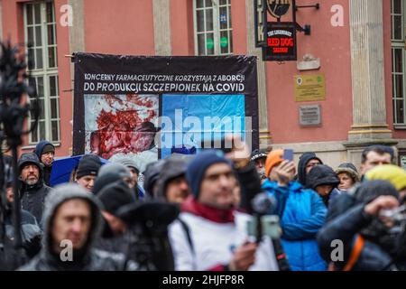 Gdansk, Pologne., .Des manifestants aux slogans anti-vaccins sont vus à Gdansk, en Pologne, le 29 janvier 2022, le parti d'extrême-droite Konfederacja a organisé un rassemblement contre qui a appelé la ségrégation sanitaire et la vaccination contre les coviles.Le gouvernement polonais prévoit de forcer la loi selon laquelle l'employeur sera en mesure de demander un résultat de test de dépistage du covid, mais la vaccination et le test lui-même seront volontaires.Même une loi libérale de ce genre est bloquée par des anti-vaccins.Actuellement en Pologne, dans la pratique, les passeports covid sont complètement absents (photo de Vadim Pacajev/Sipa USA) crédit: SIPA USA/Alamy Live News Banque D'Images