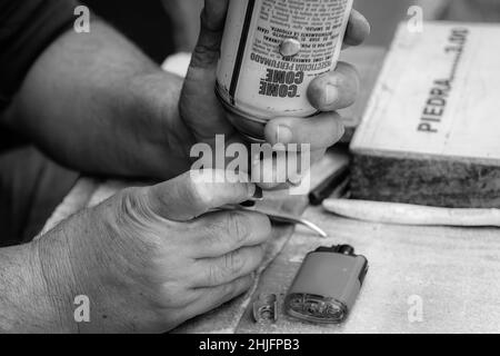 Remplissage d'un briquet Banque D'Images