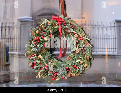 Décoration de Noël - une couronne sur la fenêtre du magasin. Banque D'Images