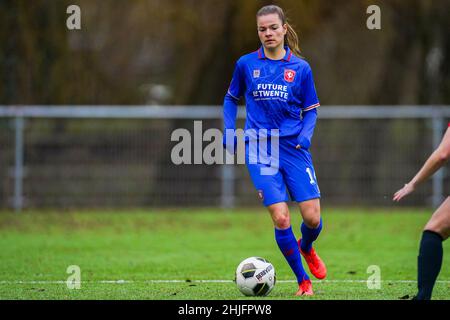 AMSTERDAM, PAYS-BAS - JANVIER 29 : Kayleigh van Dooren du FC Twente court avec le ballon lors du match KNVB Beker entre ASV Wartburgia et le FC Twente au Sportpark Drieburg le 29 janvier 2022 à Amsterdam, pays-Bas (photo de Joris Verwijst/Orange Pictures) Banque D'Images