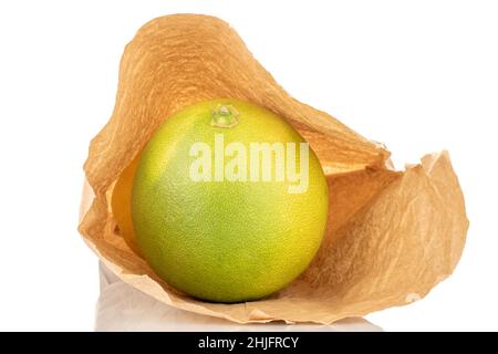 Un pomelo doux juteux dans un sac en papier, macro, isolé sur blanc. Banque D'Images