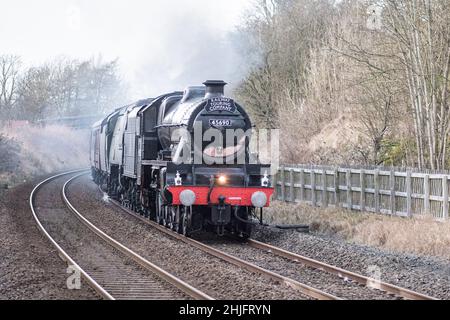 Leander (BR 45690) comme 'L'HIVER CUMBRIAN MOUNTAIN EXPRESS (LONDON EUSTON - CARLISLE)', 29th janvier 2022, passant par long Preston. Banque D'Images