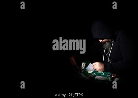 joueur de poker dans l'obscurité avec l'espace de copie. Banque D'Images