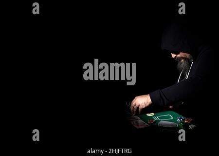 joueur de poker dans l'obscurité avec l'espace de copie. Banque D'Images