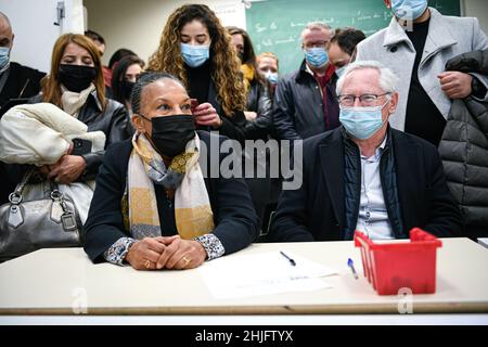 L'ancienne ministre française de la Justice Christiane Taubira et le maire de Cergy-Pontoise Jean-Paul Jeandon lors d'une visite de Cergy-Pontoise, près de Paris, sur Decem Banque D'Images