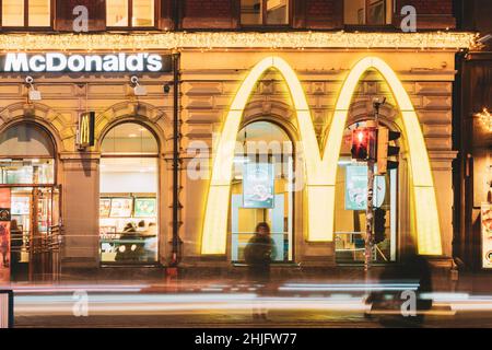 Helsinki, Finlande.Grand logo de McDonalds Restaurant Cafe dans le vieux bâtiment dans la rue Mannerheim Avenue. Banque D'Images