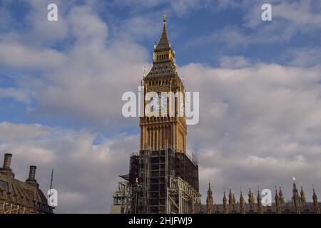 Londres, Royaume-Uni, 27th janvier 2022 : les échafaudages continuent d'être retirés de Big Ben alors que les travaux de rénovation sont presque terminés. Banque D'Images