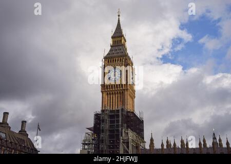 Londres, Royaume-Uni, 27th janvier 2022 : les échafaudages continuent d'être retirés de Big Ben alors que les travaux de rénovation sont presque terminés. Banque D'Images