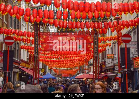 Londres, Royaume-Uni 29th janvier 2022.De nouvelles lanternes rouges et des panneaux « Happy New Year » ornent Chinatown avant le nouvel an lunaire/nouvel an chinois.Cette année marque l'année du tigre. Banque D'Images