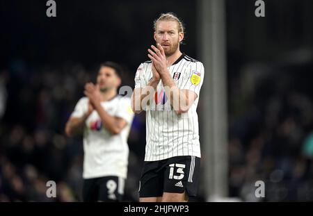 Tim Ream (à droite) de Fulham et Aleksandar Mitrovic applaudissent les fans après le coup de sifflet final du match du championnat Sky Bet à Craven Cottage, Londres.Date de la photo: Samedi 29 janvier 2022. Banque D'Images