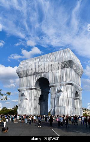 Personnes regardant une installation d'art mettant en vedette l'Arc de Triomphe (Arc de Triomphe) enveloppé dans une feuille géante de tissu dans le cadre d'un projet de Bulga Banque D'Images