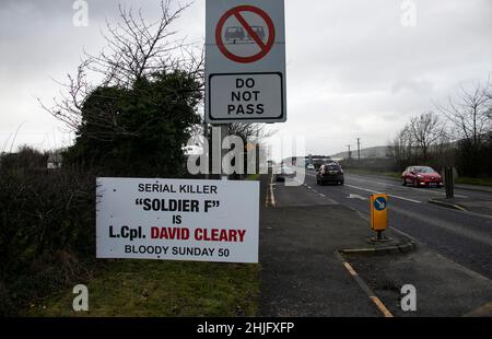 Signe désignant le soldat F à la frontière de Derry Donegal à la veille du 50th anniversaire du dimanche sanglant.Le soldat F a été accusé de 2 meurtres et de 5 tentatives de meurtres le dimanche sanglant Banque D'Images