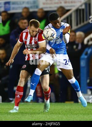 Peterborough, Angleterre, le 29th janvier 2022.Rhys Norrington Davies, de Sheffield Utd, défie Bali Mumba, de Peterborough Utd lors du match du championnat Sky Bet à London Road, Peterborough.Le crédit photo devrait se lire: David Klein / Sportimage crédit: Sportimage / Alay Live News Banque D'Images