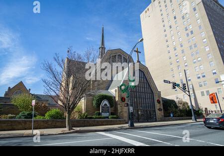 La première église presbytérienne de Winston-Salem se trouve sur Cherry Street pendant une journée froide et ensoleillée. Banque D'Images