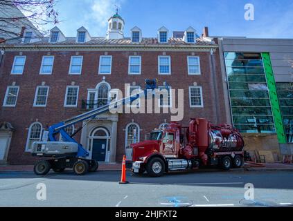 Un camion de lutte contre les déversements est stationné sur Marshall Street dans le centre-ville de Winston-Salem, en Caroline du Nord. Banque D'Images