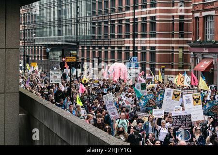 Londres, Royaume-Uni-28 août 2021 : une grande foule de manifestants défilant dans les rues de Londres à l'occasion de la manifestation des droits des animaux organisée par extinction Rebellion UK.Immense gro Banque D'Images