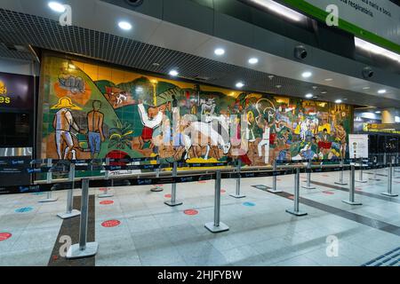 Recife, PE, Brésil - 13 octobre 2021 : intérieur de l'aéroport international de Recife, peinture murale en céramique de Francisco Brennand. Banque D'Images