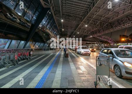 Recife, PE, Brésil - 13 octobre 2021 : zone extérieure de l'aéroport, station de taxis de l'aéroport international de Recife, REC, Guarararapes. Banque D'Images