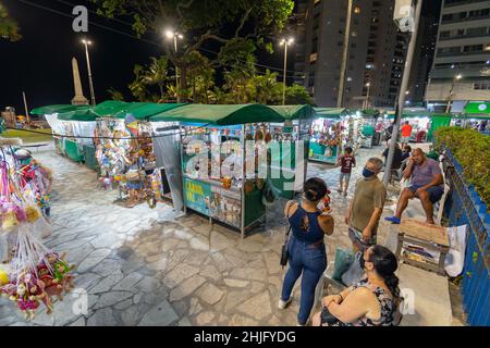 Recife, PE, Brésil - 13 octobre 2021 : tentes souvenirs à Feirinha de Boa Viagem, place Boa Viagem.Magasins pour les touristes de Recife. Banque D'Images
