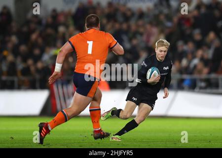 Swansea, Royaume-Uni.29th janvier 2022.Mat Protheroe d'Ospreys (r) fait une pause.United Rugby Championship, Osprey v Edinburgh Rugby au stade Swansea.com de Swansea, au sud du pays de Galles, le samedi 29th janvier 2022. photo par Andrew Orchard/Andrew Orchard sports Photography/Alay Live News crédit: Andrew Orchard sports Photography/Alay Live News Banque D'Images