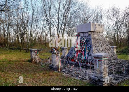 Le monument dédié au régiment Honved de 4th, à San Martino del Carso, a été construit par les troupes hongroises à l'automne 1917, après la douzième bataille de l'Isonzo.La pyramide tronquée a été construite avec les pierres de l'église voisine, qui a été détruite par les troupes de la Terza Armata, parce qu'ils pensaient que c'était un poste d'observation austro-hongrois.Les pierres sont gravées de cercles, le motif typique des mémoriaux des unités Magyar. Banque D'Images