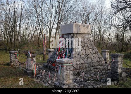 Le monument dédié au régiment Honved de 4th, à San Martino del Carso, a été construit par les troupes hongroises à l'automne 1917, après la douzième bataille de l'Isonzo.La pyramide tronquée a été construite avec les pierres de l'église voisine, qui a été détruite par les troupes de la Terza Armata, parce qu'ils pensaient que c'était un poste d'observation austro-hongrois.Les pierres sont gravées de cercles, le motif typique des mémoriaux des unités Magyar. Banque D'Images