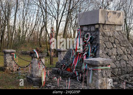 Le monument dédié au régiment Honved de 4th, à San Martino del Carso, a été construit par les troupes hongroises à l'automne 1917, après la douzième bataille de l'Isonzo.La pyramide tronquée a été construite avec les pierres de l'église voisine, qui a été détruite par les troupes de la Terza Armata, parce qu'ils pensaient que c'était un poste d'observation austro-hongrois.Les pierres sont gravées de cercles, le motif typique des mémoriaux des unités Magyar. Banque D'Images