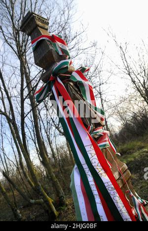 Le monument dédié au régiment Honved de 4th, à San Martino del Carso, a été construit par les troupes hongroises à l'automne 1917, après la douzième bataille de l'Isonzo.La pyramide tronquée a été construite avec les pierres de l'église voisine, qui a été détruite par les troupes de la Terza Armata, parce qu'ils pensaient que c'était un poste d'observation austro-hongrois.Les pierres sont gravées de cercles, le motif typique des mémoriaux des unités Magyar. Banque D'Images