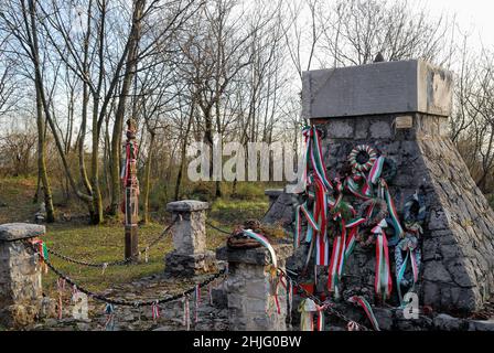 Le monument dédié au régiment Honved de 4th, à San Martino del Carso, a été construit par les troupes hongroises à l'automne 1917, après la douzième bataille de l'Isonzo.La pyramide tronquée a été construite avec les pierres de l'église voisine, qui a été détruite par les troupes de la Terza Armata, parce qu'ils pensaient que c'était un poste d'observation austro-hongrois.Les pierres sont gravées de cercles, le motif typique des mémoriaux des unités Magyar. Banque D'Images