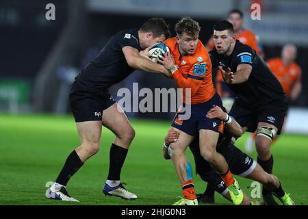 Swansea, Royaume-Uni.29th janvier 2022.Darcy Graham d'Édimbourg rugby (c) est abordé.United Rugby Championship, Osprey v Edinburgh Rugby au stade Swansea.com de Swansea, au sud du pays de Galles, le samedi 29th janvier 2022. photo par Andrew Orchard/Andrew Orchard sports Photography/Alay Live News crédit: Andrew Orchard sports Photography/Alay Live News Banque D'Images