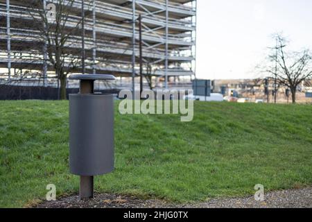 construction d'un nouveau parking de plusieurs étages dans le centre-ville montrant le squelette de poutre en acier non fini pendant que les voitures passent dans un flou Banque D'Images