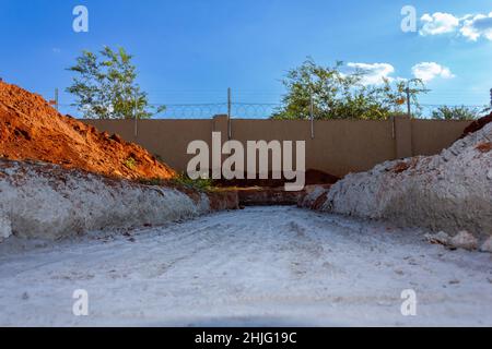 Accent sélectif sur les fondations en béton fraîchement coulées pour un bâtiment Banque D'Images