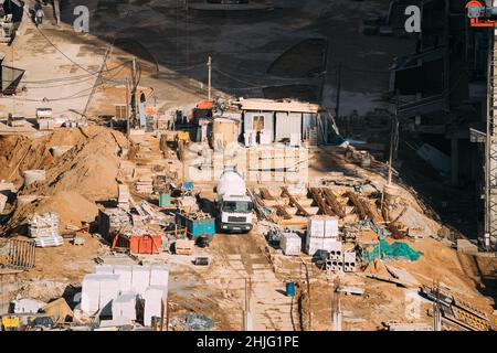 Minsk, Bélarus.Unité spéciale de camion de transport en béton (mélangeur en transit) sur le site du bâtiment de la ville.Construction de maisons Banque D'Images