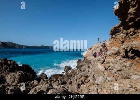 Promenade en famille vers la plage de Coll Baix, Alcudia, Majorque, Iles Baléares, Espagne Banque D'Images