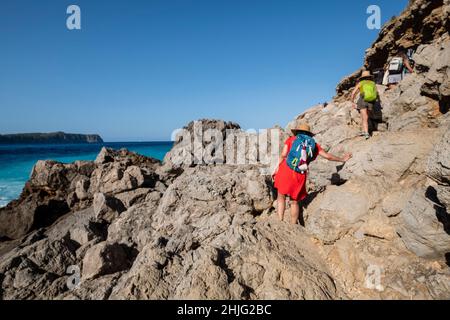 Promenade en famille vers la plage de Coll Baix, Alcudia, Majorque, Iles Baléares, Espagne Banque D'Images