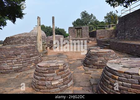 Chemin vers le temple n° 31 et piliers, stupas de Votive, ancien monument bouddhiste à Sanchi, Madhya Pradesh, Inde Banque D'Images