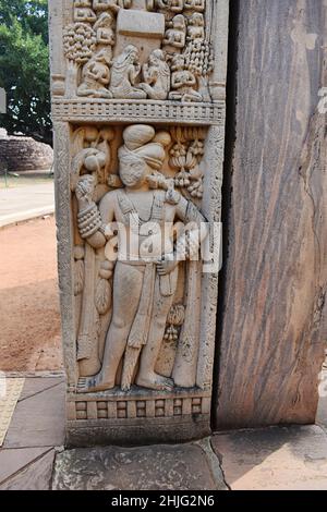 Stupa No 1, porte nord, pilier gauche, panneau intérieur 4: Dvarapala ou gardien vêtu de dhoti.Montre debout avec de nombreux ornements et des boucles d'oreilles lourdes Banque D'Images