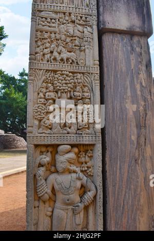 Stupa No 1, porte nord, pilier gauche, panneau intérieur 3: Jardin de bambou de Rajagriha.Le Bodhi-Tree est entouré de fidèles.Une frontière de bambou est Banque D'Images