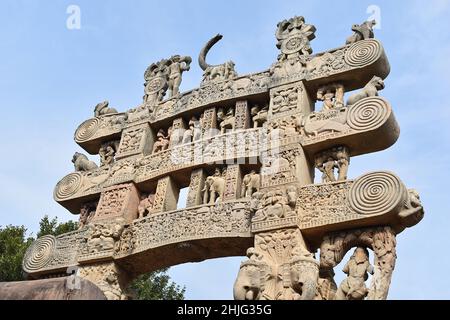 Stupa No 1, porte nord, vue arrière d'Archabrave.Montrer des éléphants tenant des piliers.The Great Stupa, site du patrimoine mondial, Sanchi, Madhya Pradesh, Ind Banque D'Images