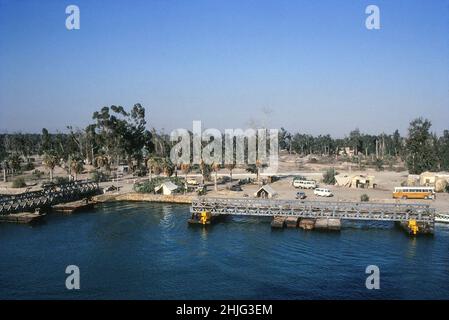 Possible pont de ponton temporaire traversant le canal de Suez près d'Ismailia, Égypte, 10th février 1978 Banque D'Images