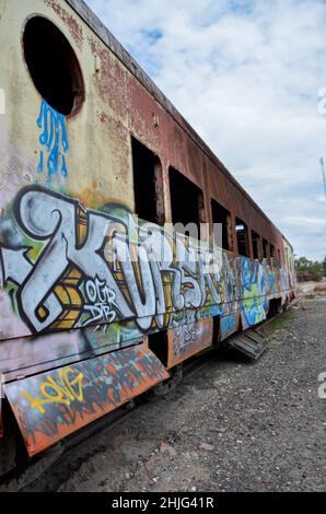 Vieux train abandonné avec rouille et carbon Banque D'Images