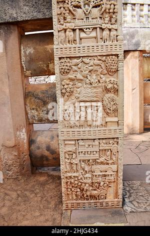 Stupa No 1, porte est, pilier gauche, panneau avant 4: Le roi est montré entrant des portes de la ville à cheval sur son char.Panneau 3: Bouddha marchant sur le Banque D'Images