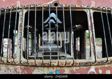 Vieux train abandonné avec rouille et carbon Banque D'Images