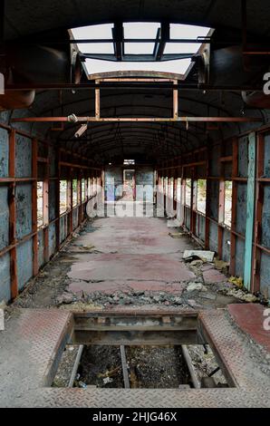 Vieux train abandonné avec rouille et carbon Banque D'Images