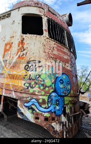 Vieux train abandonné avec rouille et carbon Banque D'Images