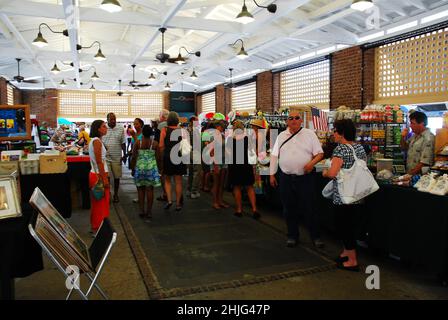 Les amateurs de shopping parcouront les étals du marché de la ville de Charleston, en Caroline du Sud Banque D'Images