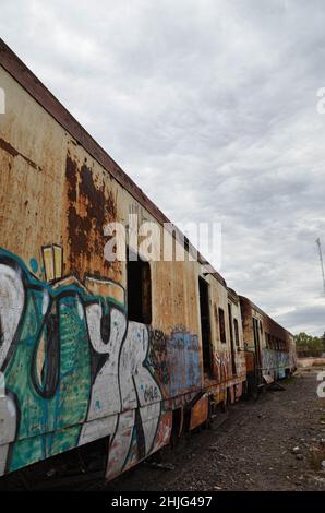 Vieux train abandonné avec rouille et carbon Banque D'Images