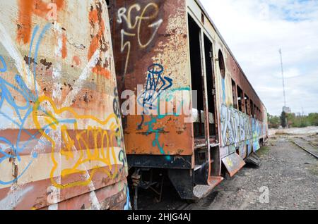 Vieux train abandonné avec rouille et carbon Banque D'Images